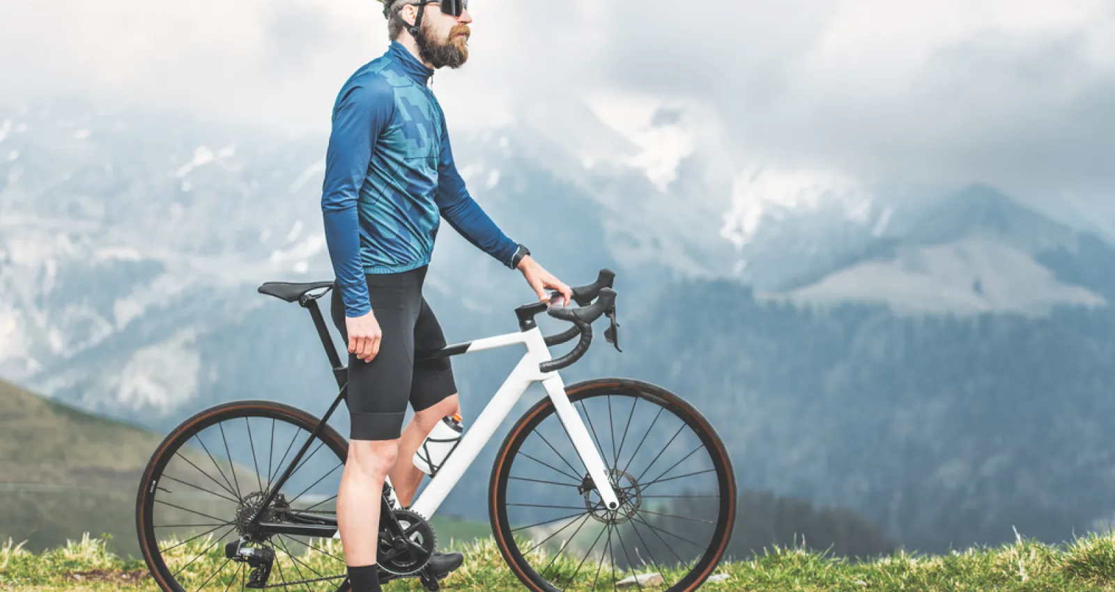 foto de una ciclista con un fondo montañoso