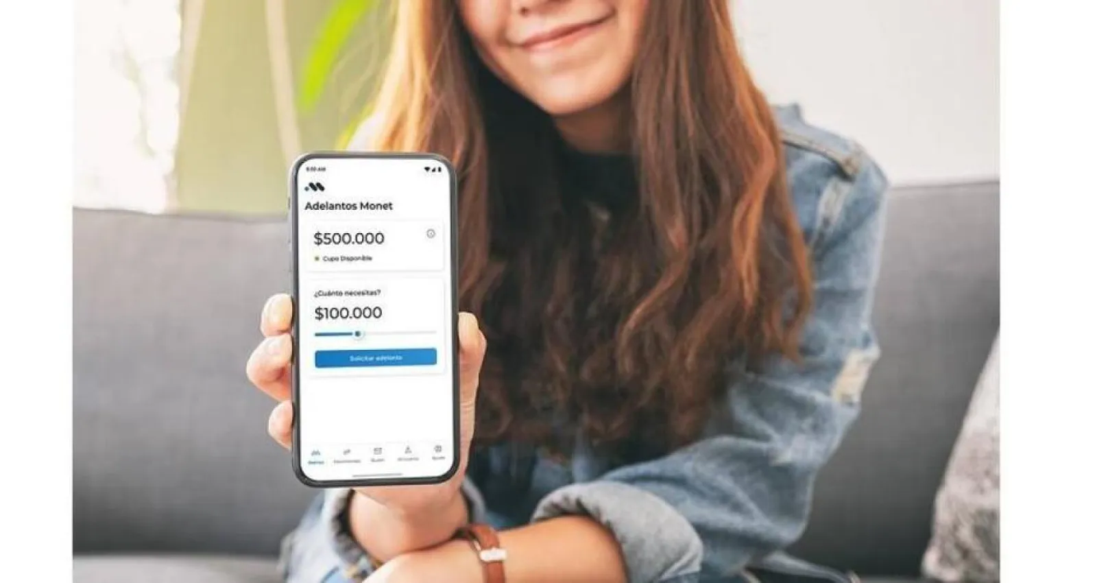foto de una mujer con un celular en la mano