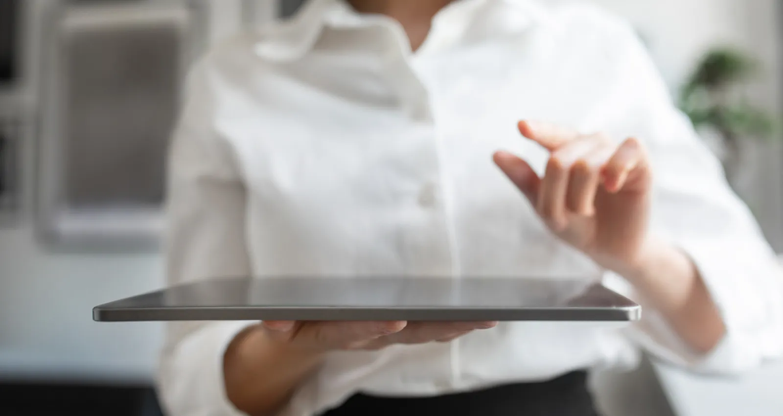 foto de una mujer con una tablet en la mano 