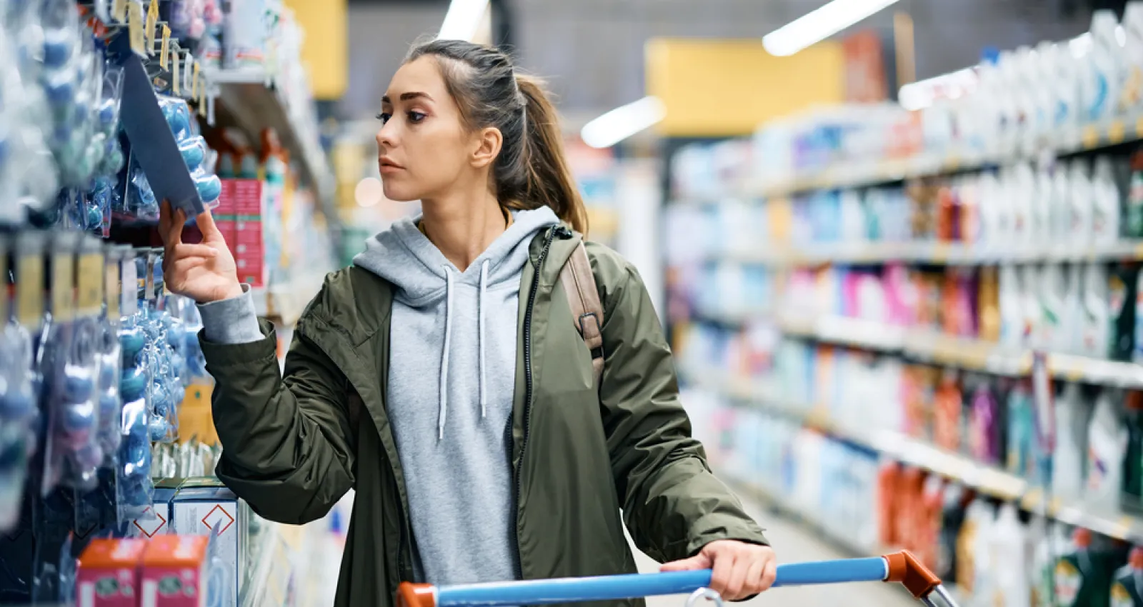 foto de una mujer en un supermercado mirando productos