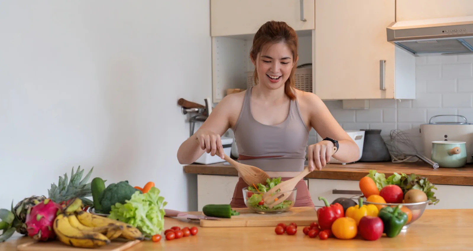 foto de una mujer preparando una receta con varias frutas al rededor