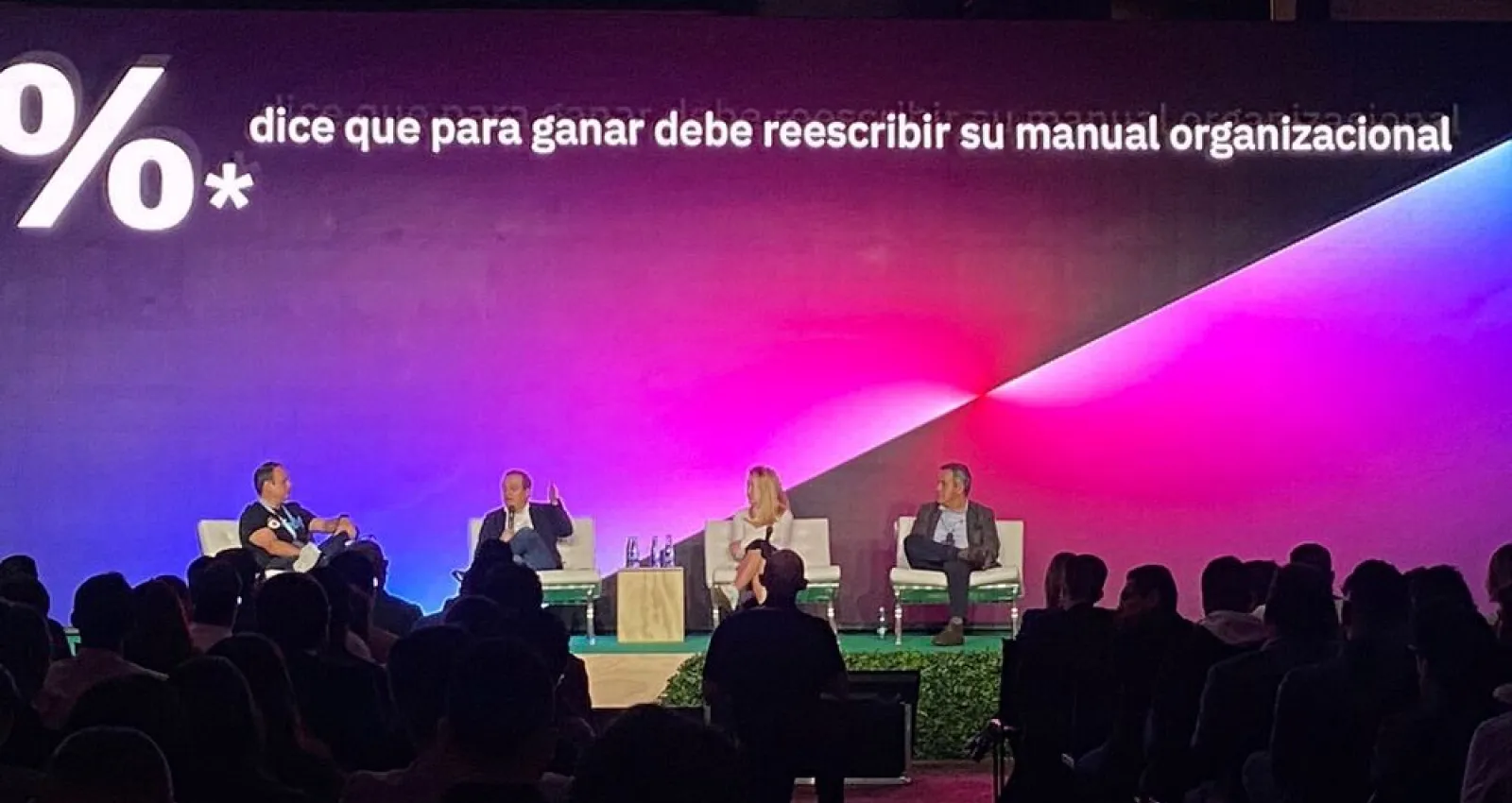 foto de una pantalla grande con personas sentadas al frente