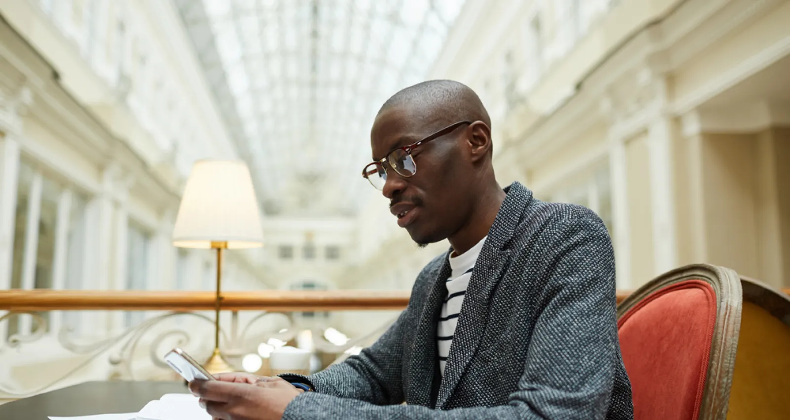 foto de una persona leyendo un libro de perfil