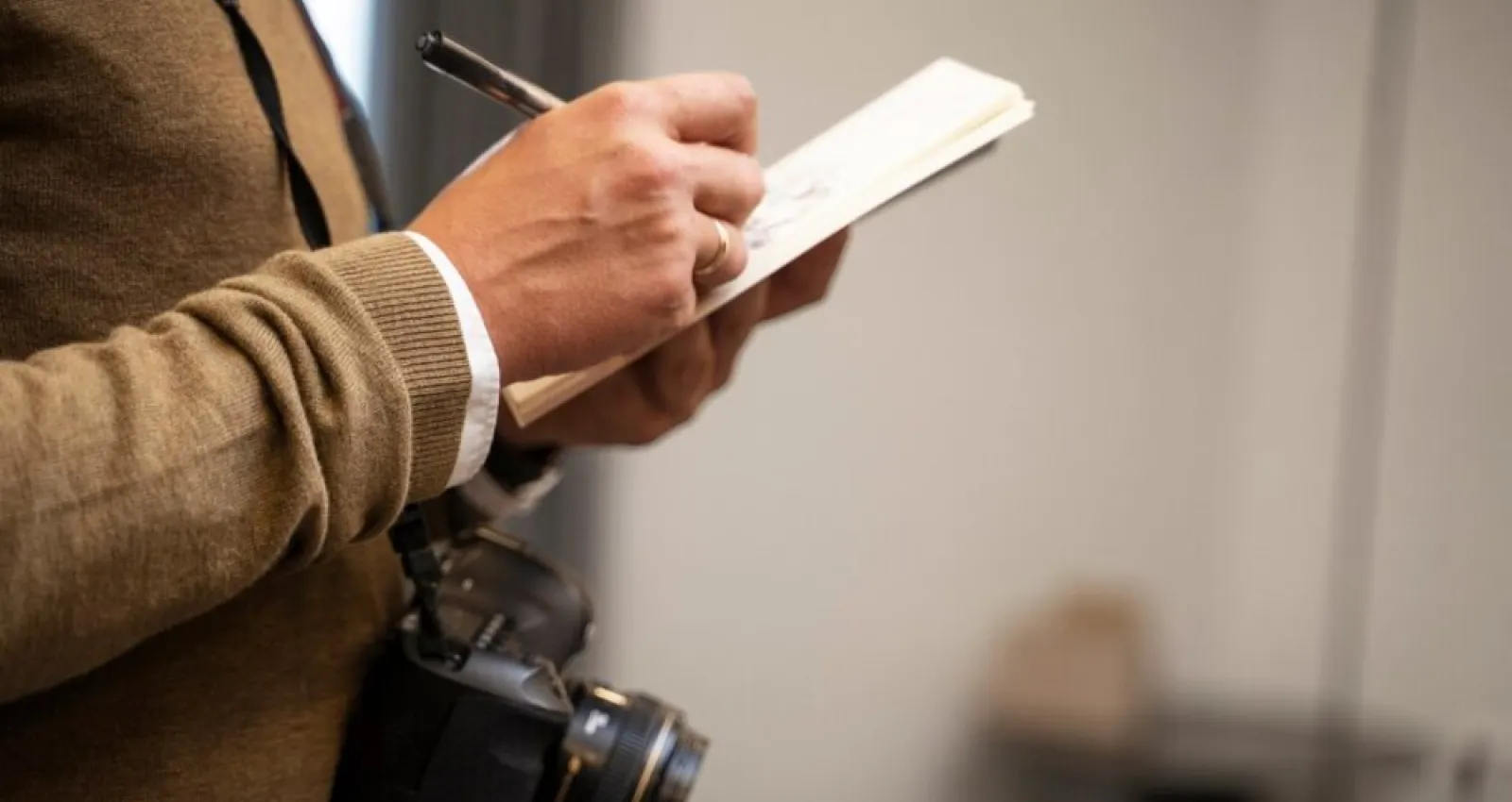 foto de una persona tomando notas en una hoja