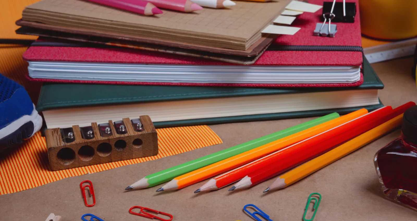 foto de unos cuadernos y un taja lapiz