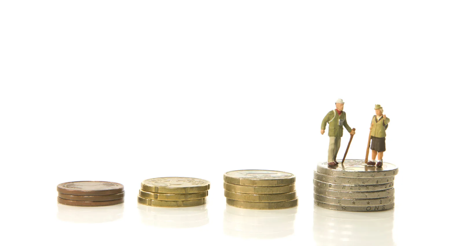 foto de varias monedas con la foto de dos personas encima de una de ellas