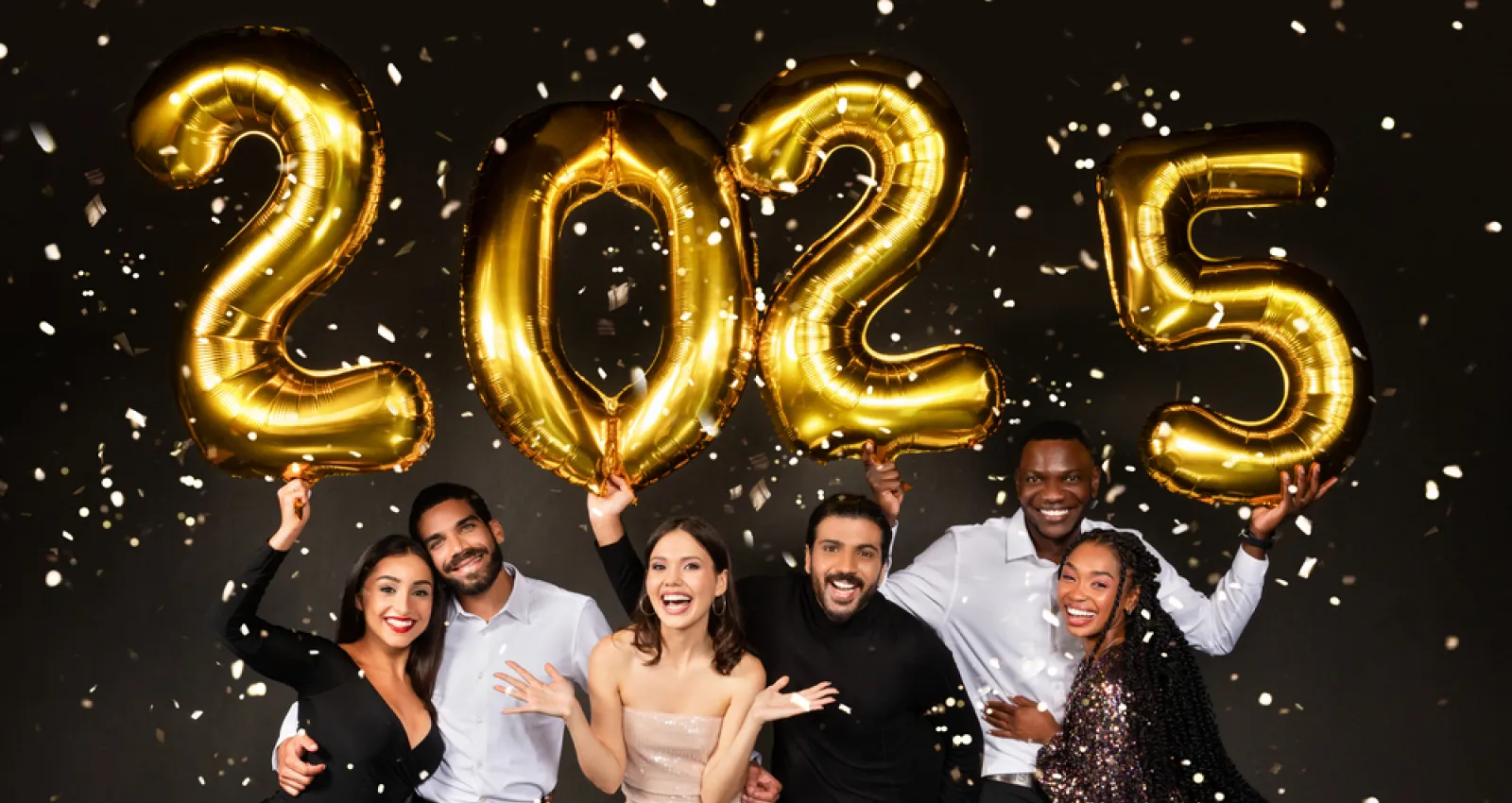foto de varias personas celebrando bajo el número 2025