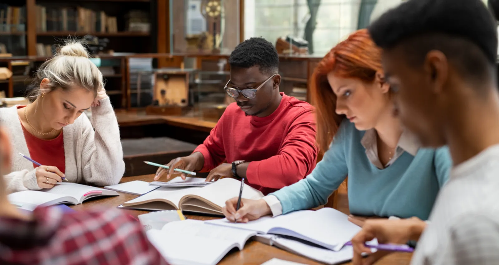 foto de varias personas estudiando en una mesa