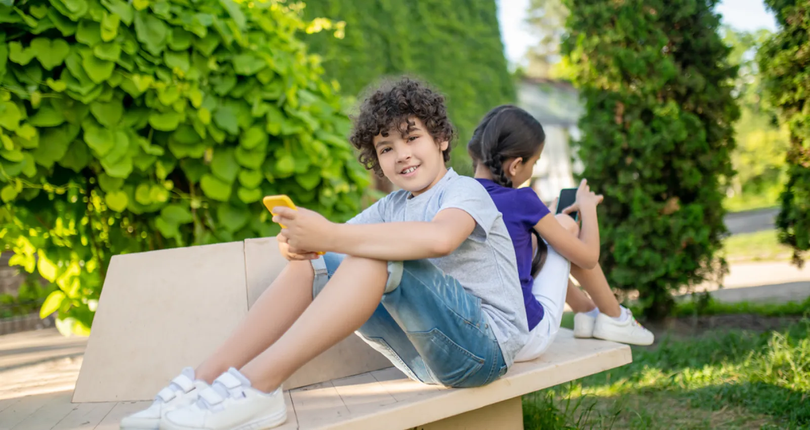 fotografía de dos niños con un celular en sus manos