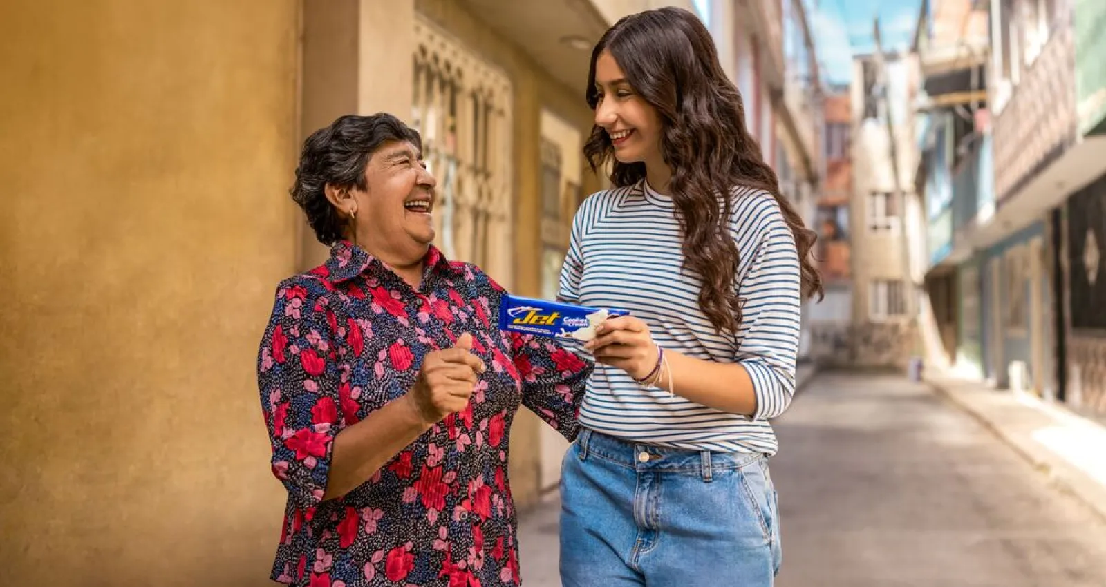 fotografía de una chocolinatina jet con dos mujeres sosteniendo el producto