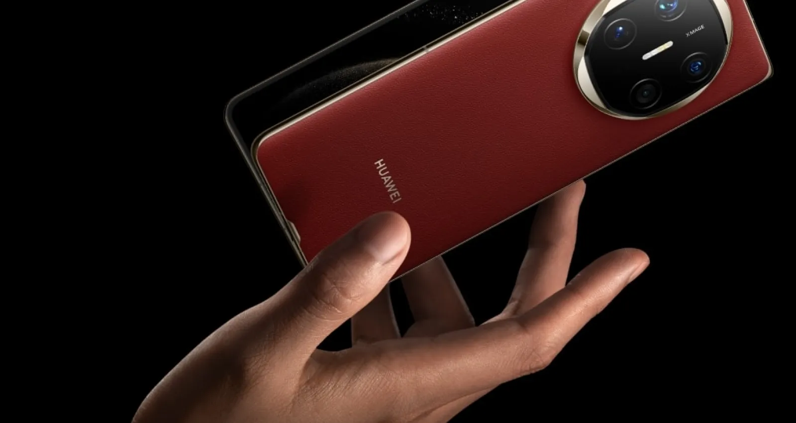 fotografia de un celular rojo con un fondo negro
