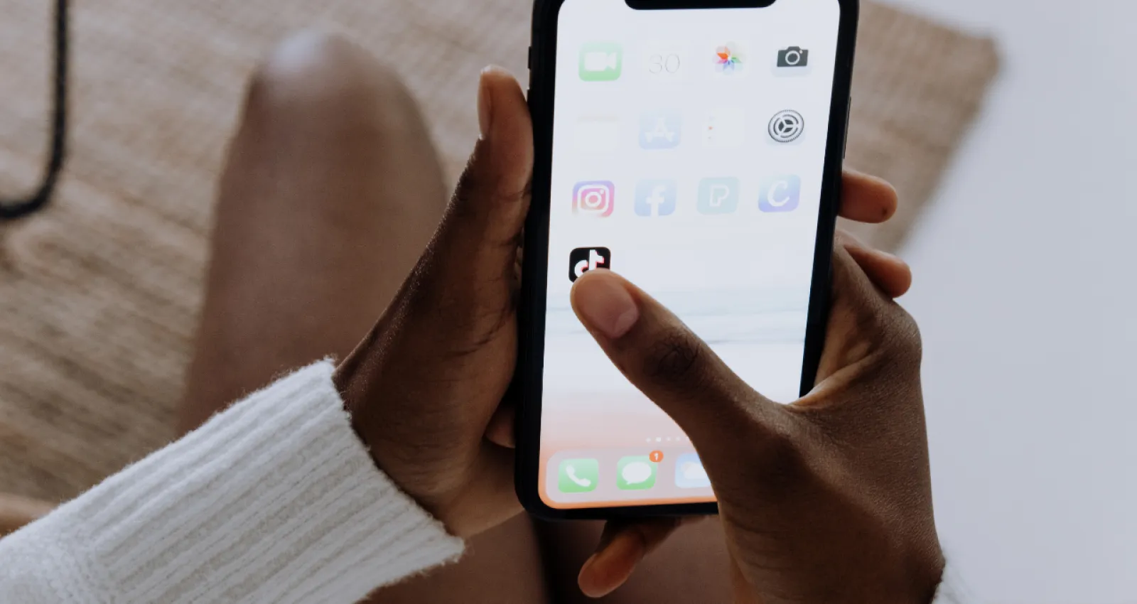 persona ingresando a TikTok desde su smartphone