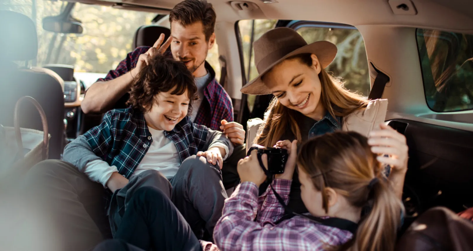 familia en un carro tomando fotografías