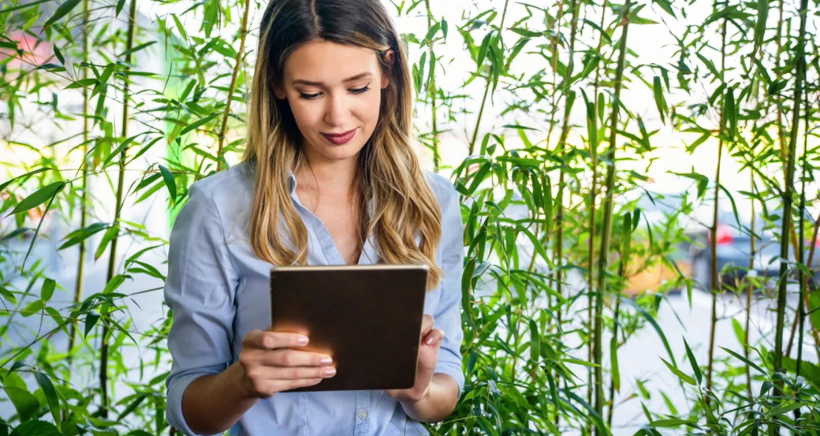 Mujer rubia mirando una tablet