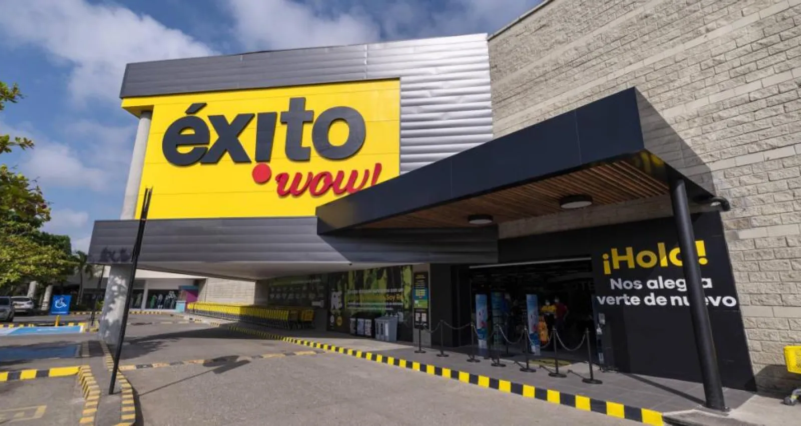Portada de un edificio de un local que dice éxito wow