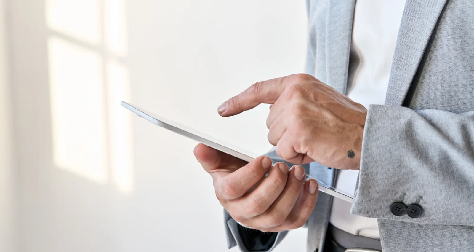 Hombre utilizando la tablet