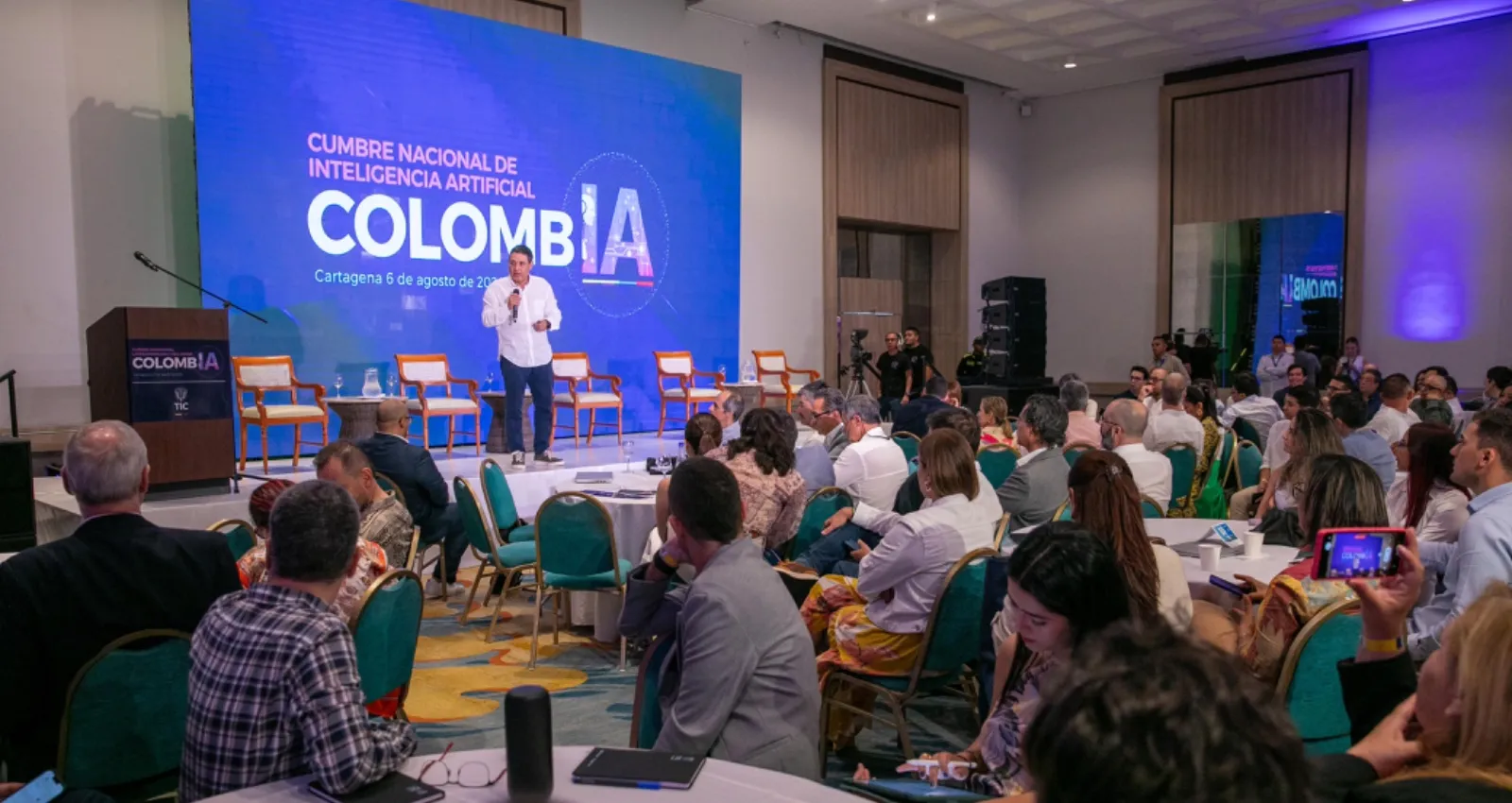 Persona en tarima hablando en la Cumbre Nacional ‘ColombIA’ en Cartagena