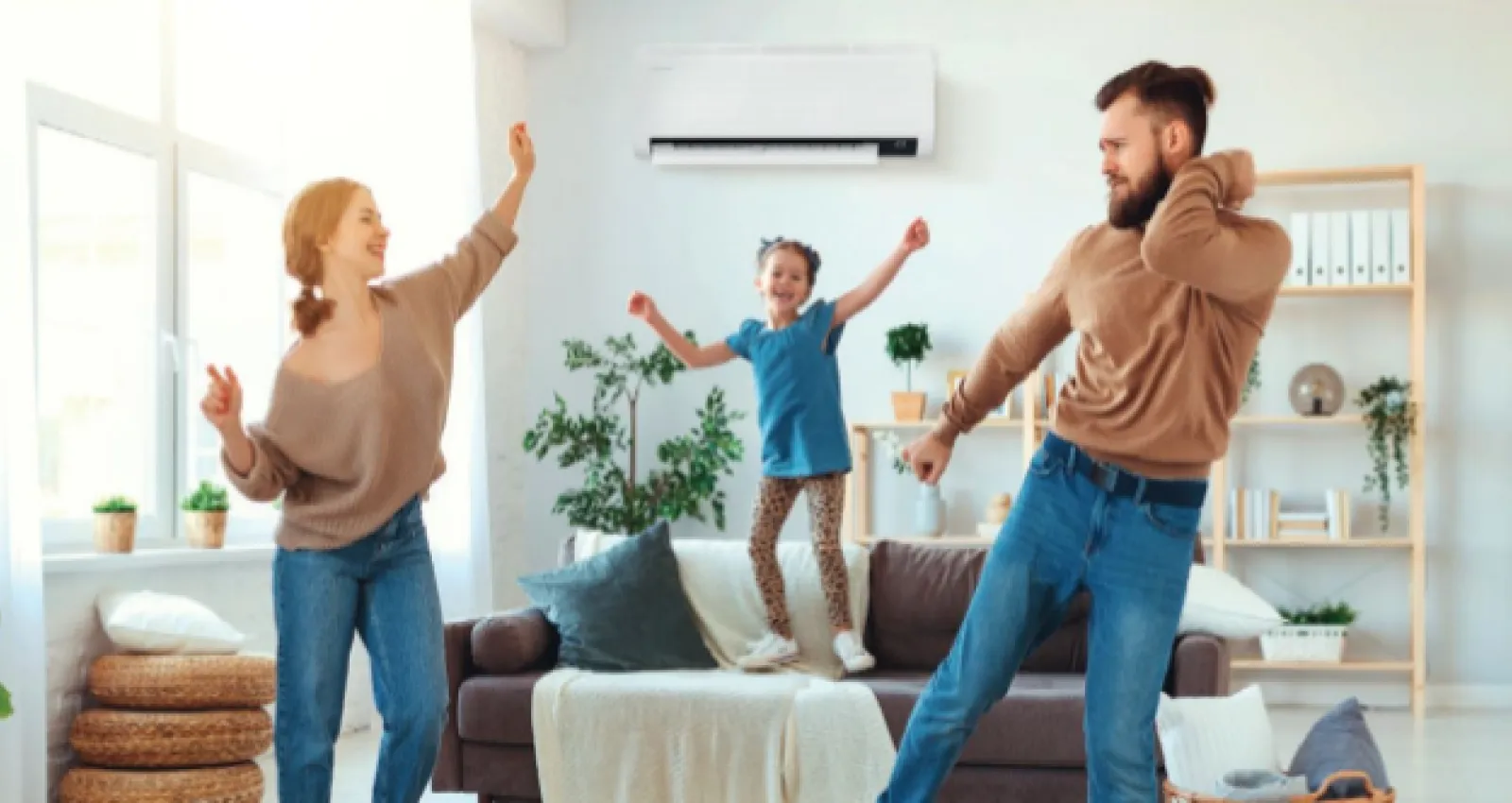 Foto de familia feliz con aire acondicionado