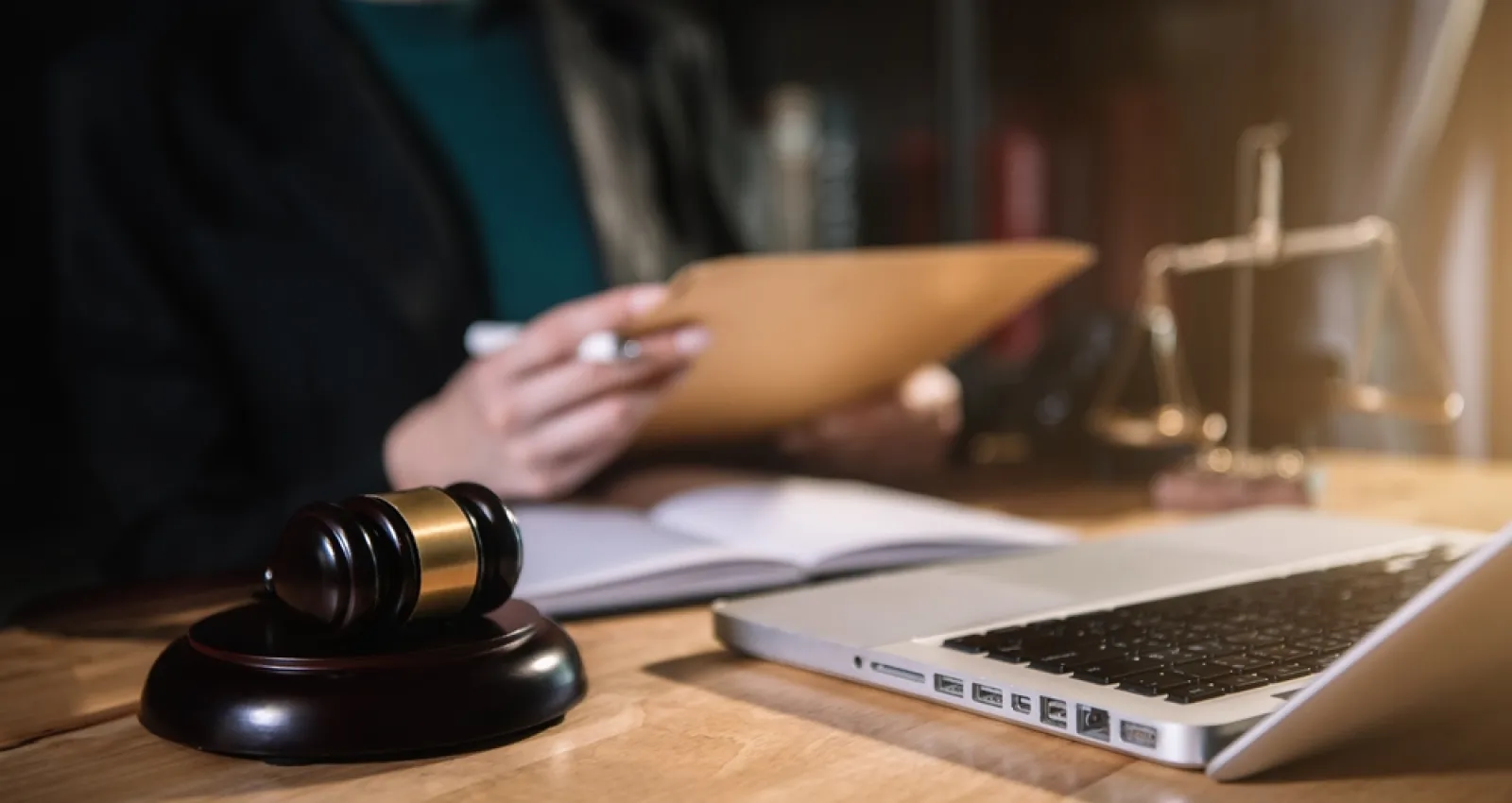 Escritorio con un computador y una imagen representativa de la justicia
