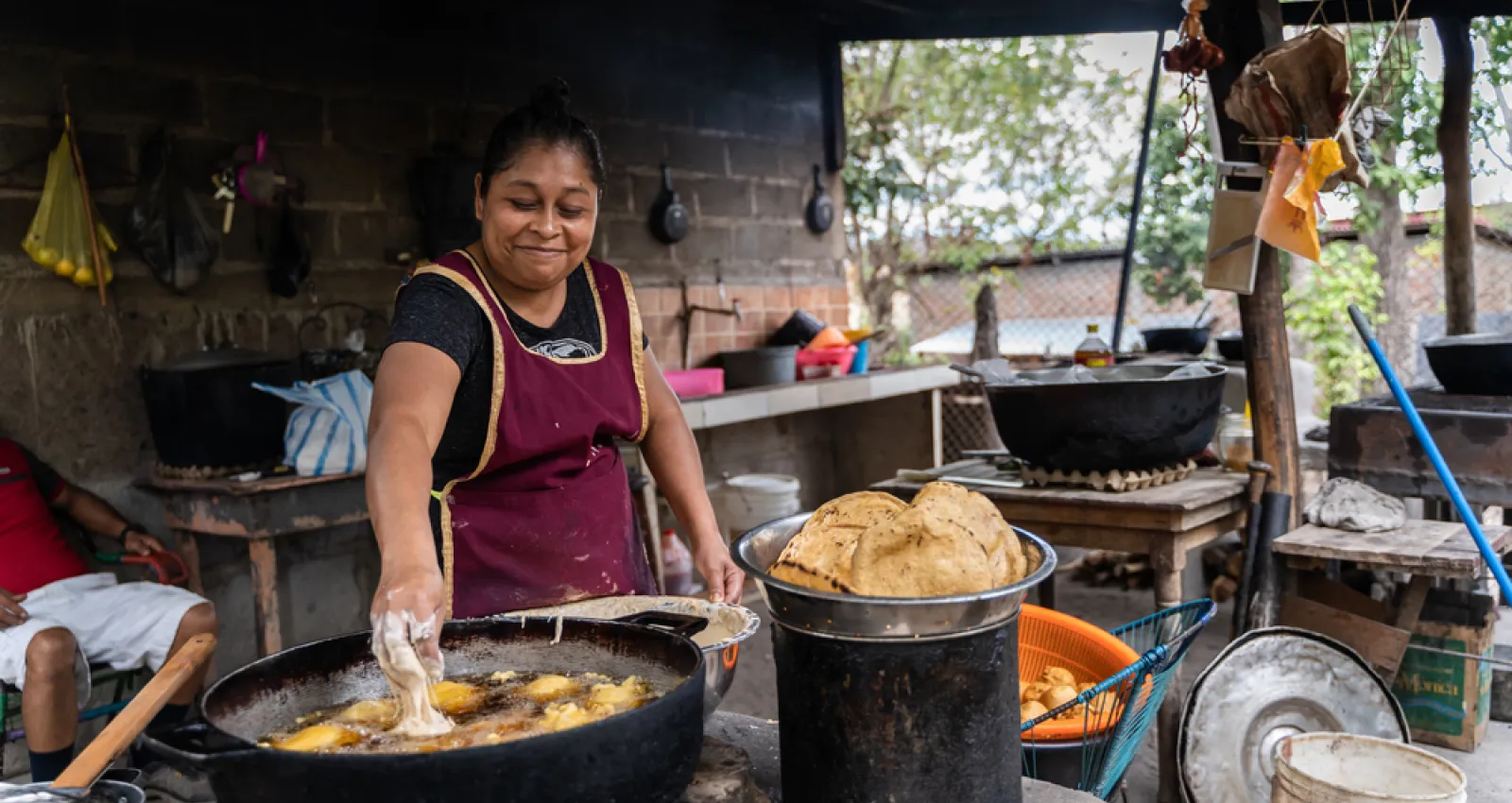 Foto de mujer en tienda de barrio