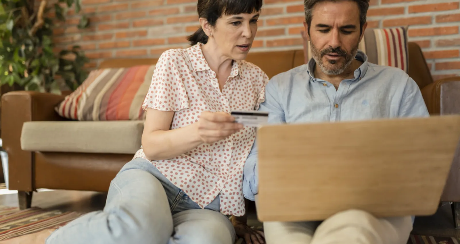Una pareja viendo el computador 