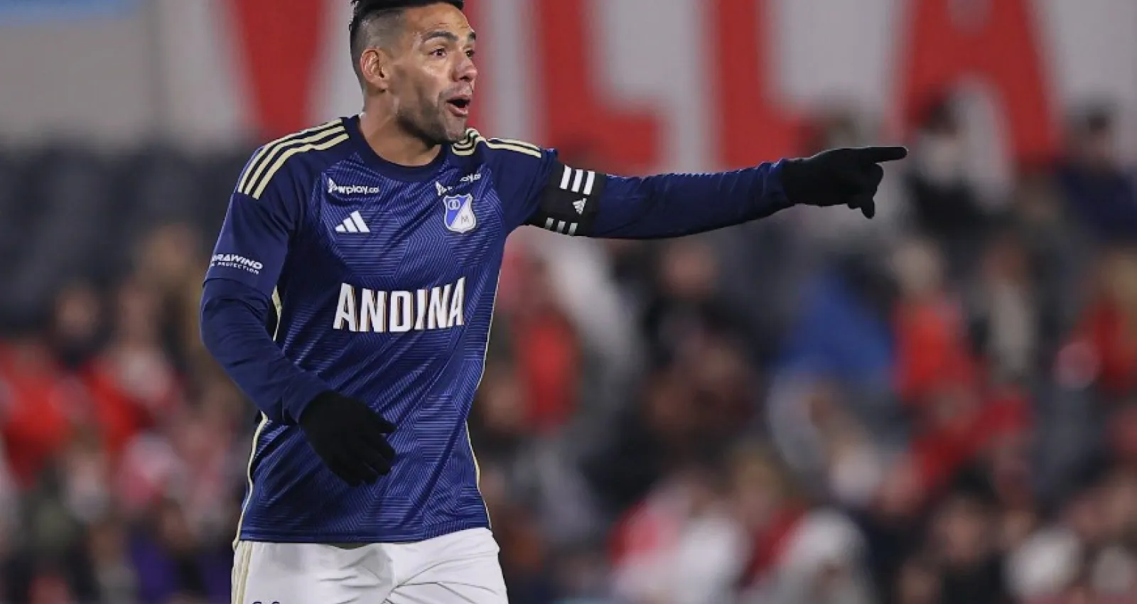Foto de un jugador con la camiseta de millonarios en el estadio