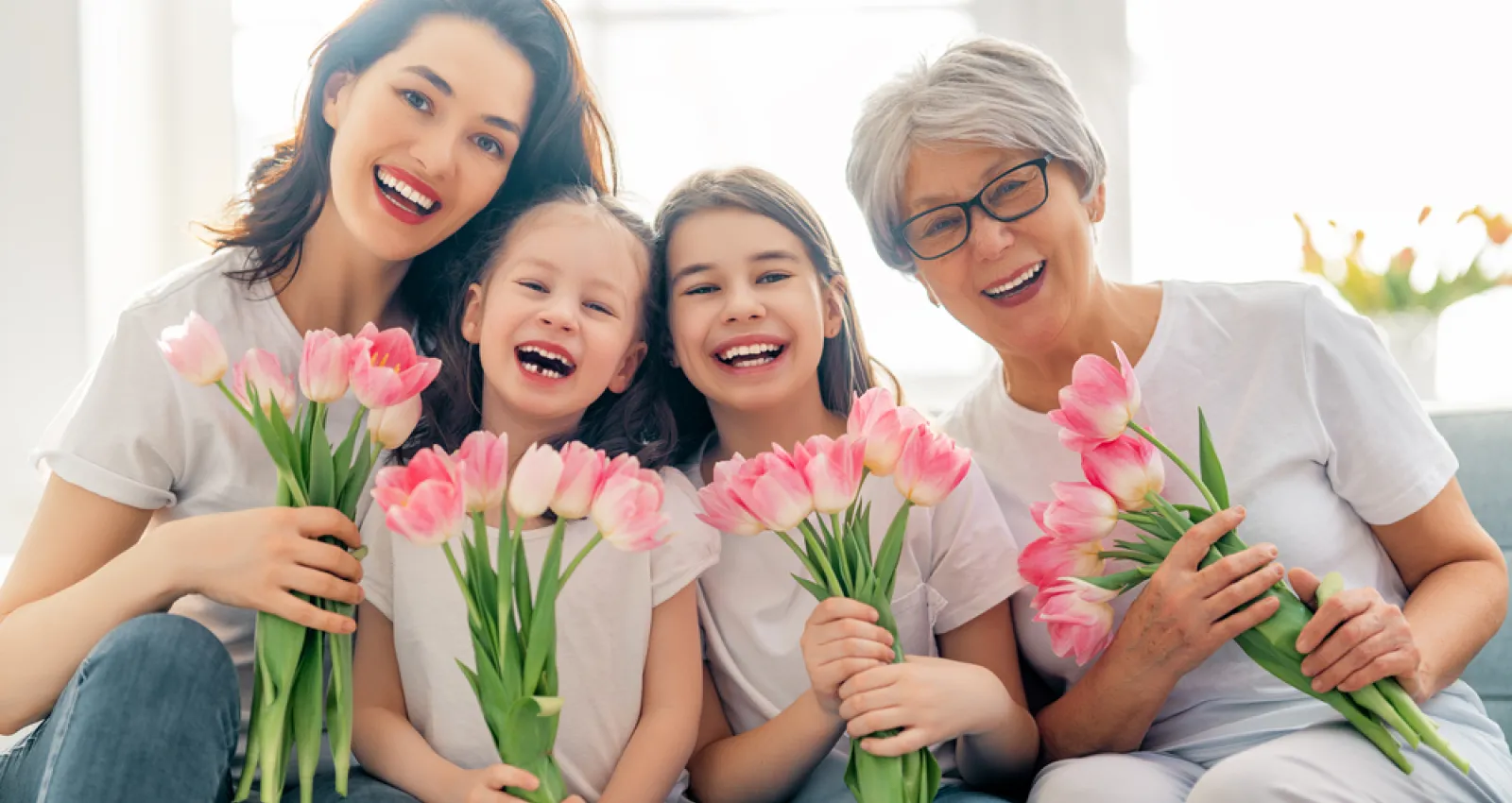 Mujeres de diferentes edades sonriendo 