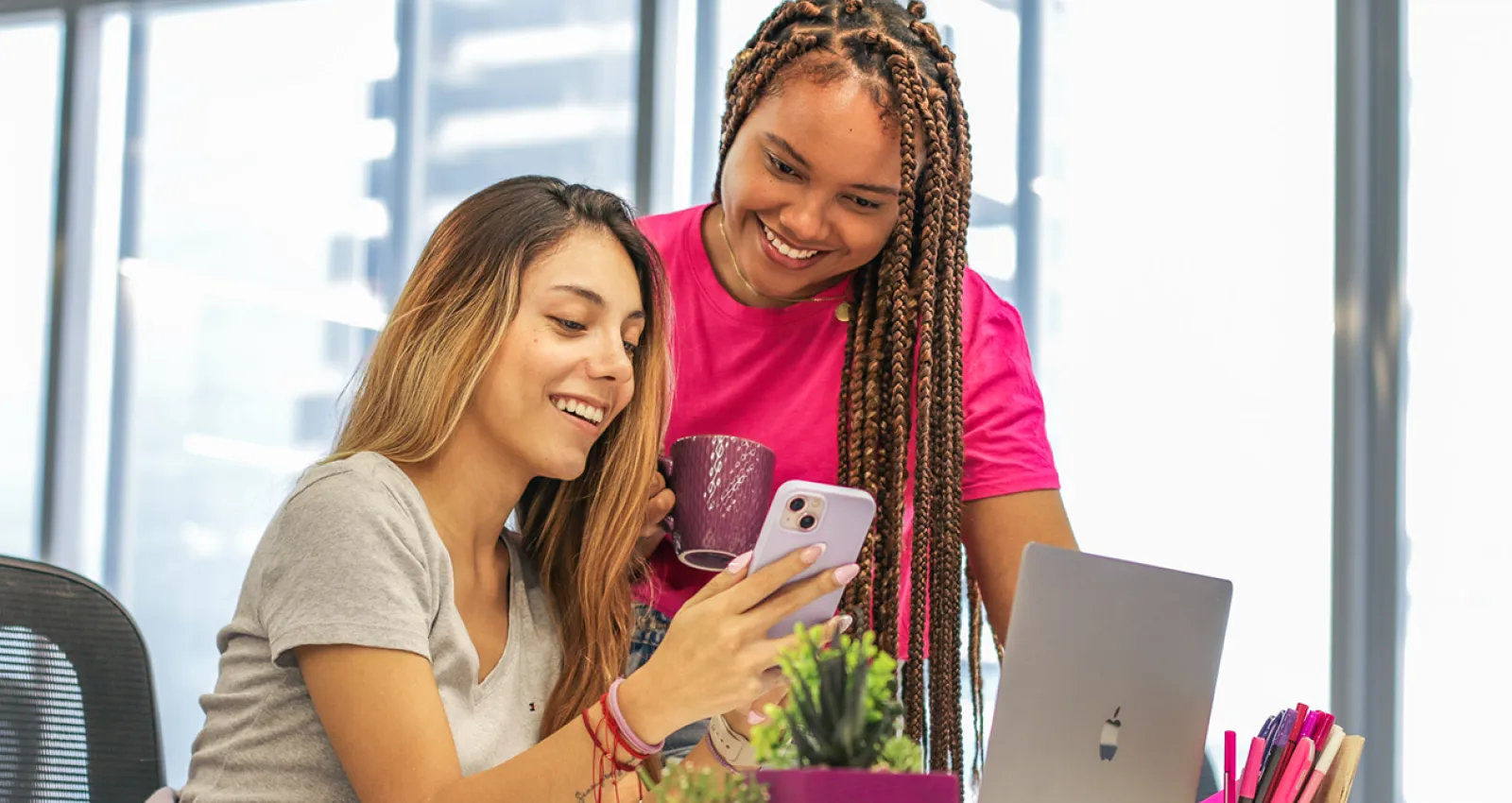 dos mujeres viendo un celular