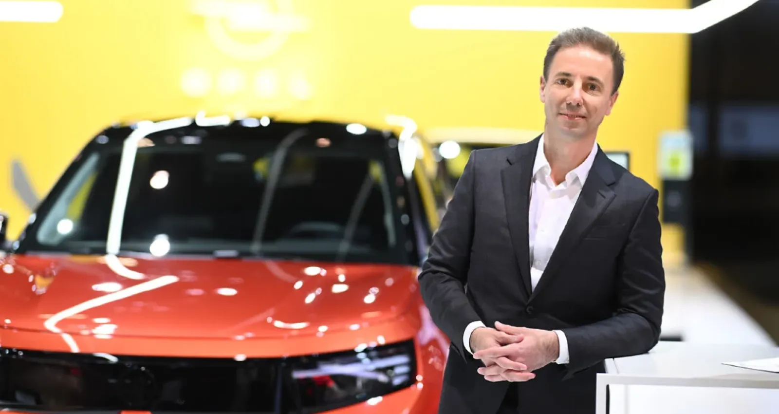 foto de un señor apoyado sobre una camioneta opel