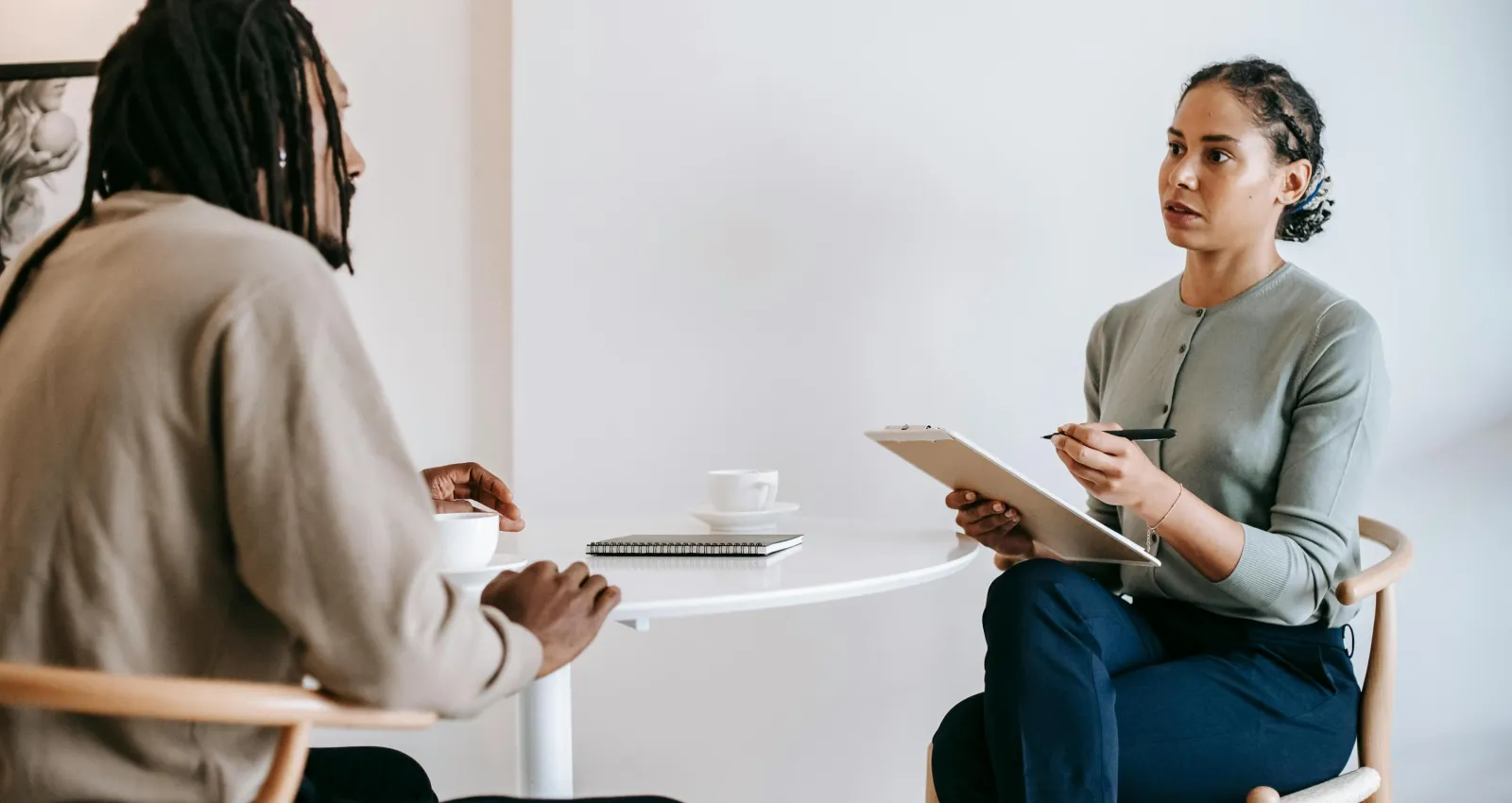 personas conversando para una entrevista laboral
