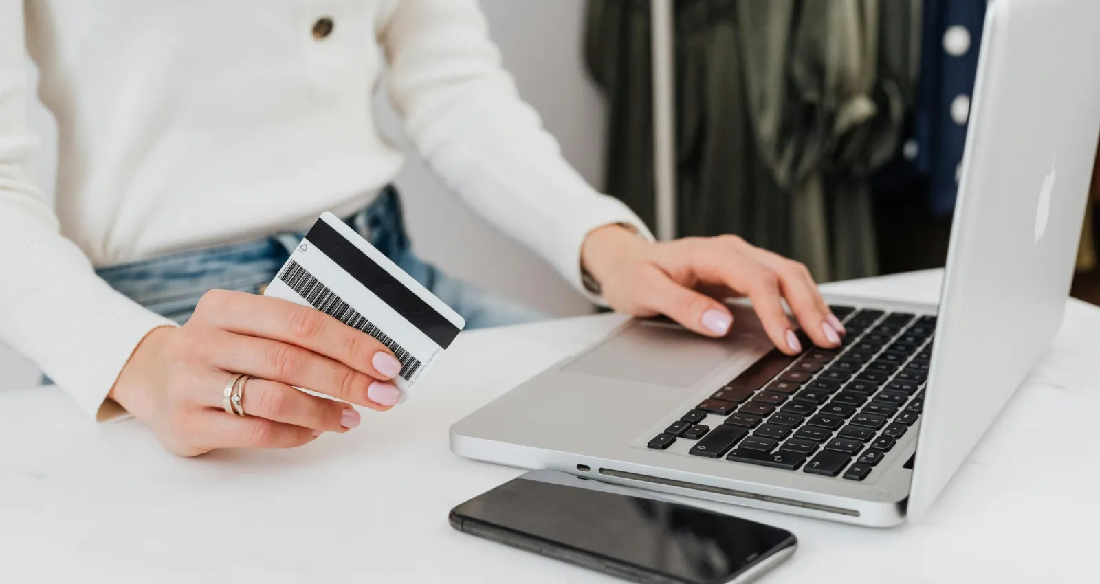 persona comprando online en su laptop