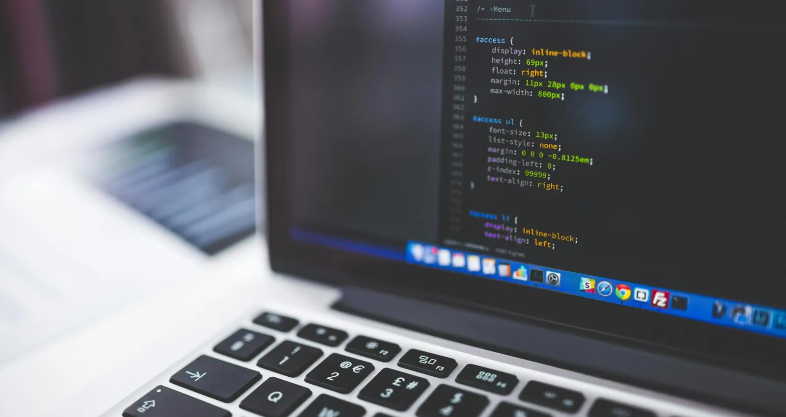 Una laptop con datos 