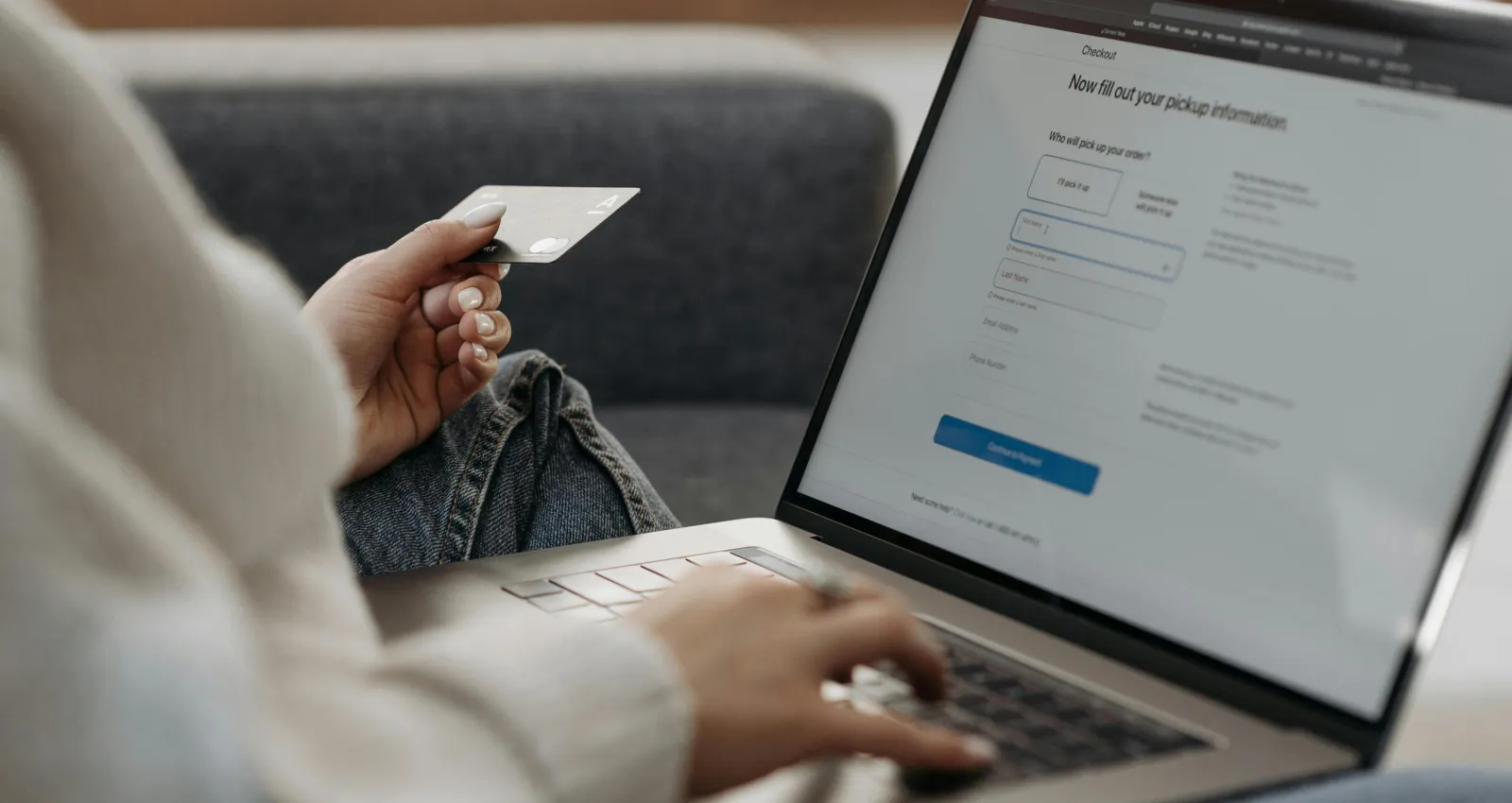 una persona comprando online