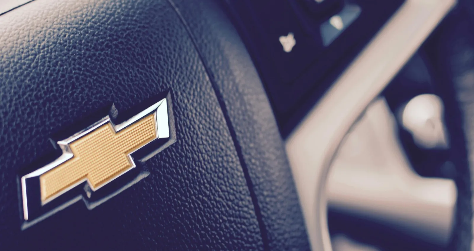 Un timon de un auto color negro marca chevrolet