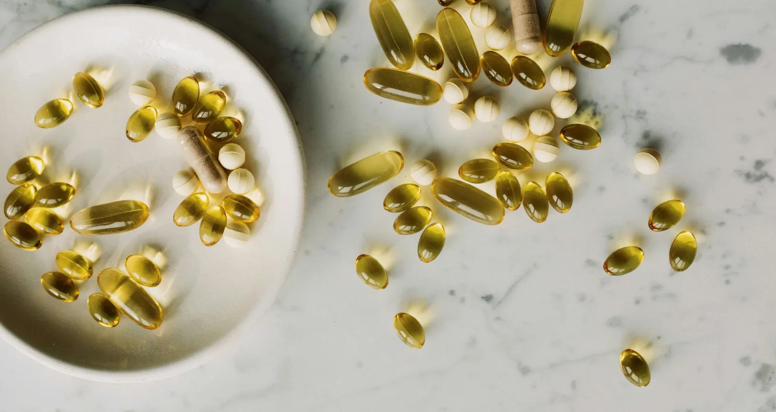 vitaminas en una mesa blanca