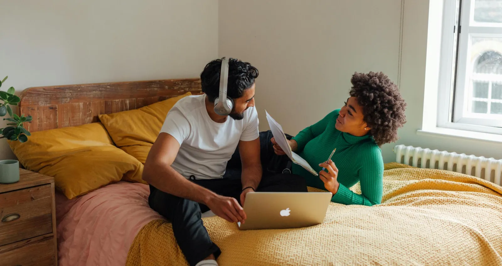 Dos personas en cama con una laptop