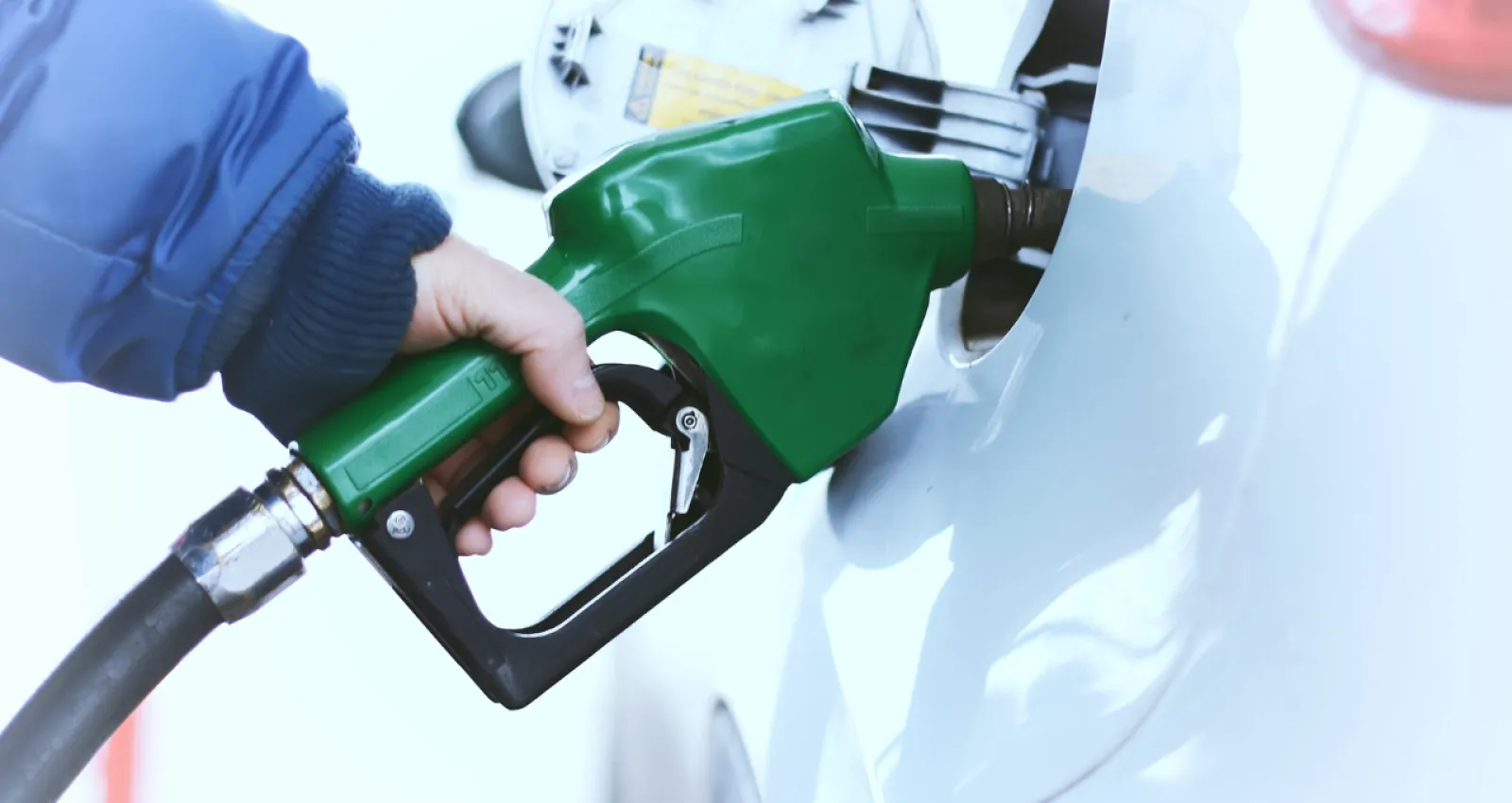 mano y manguera gasolina