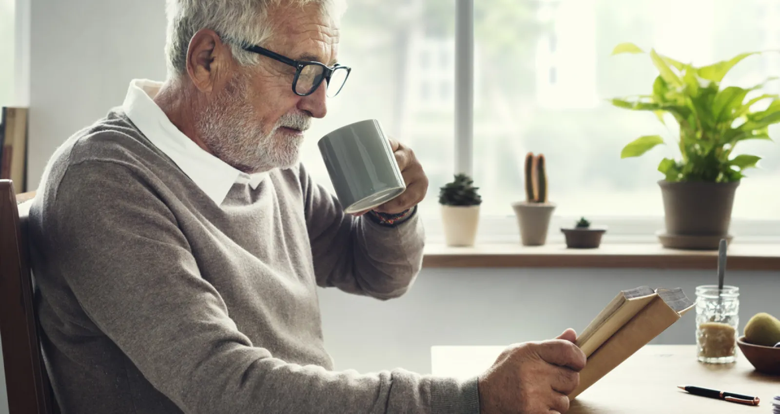 Imagen alusiva a un señor de edad tomandose un cafe