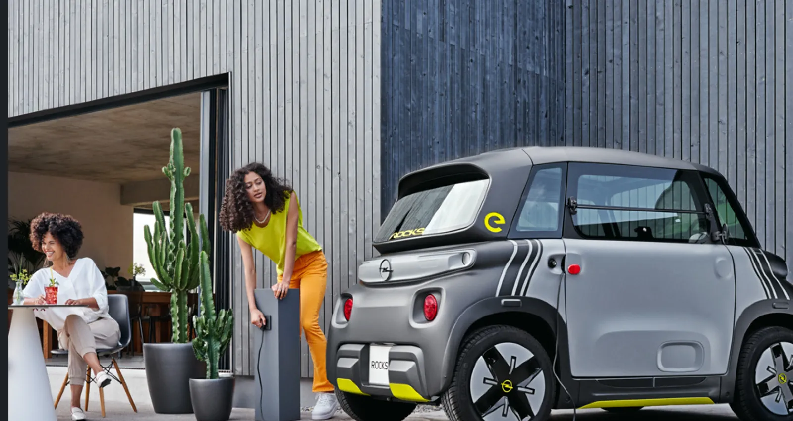 dos personas cargando tu carro electrico