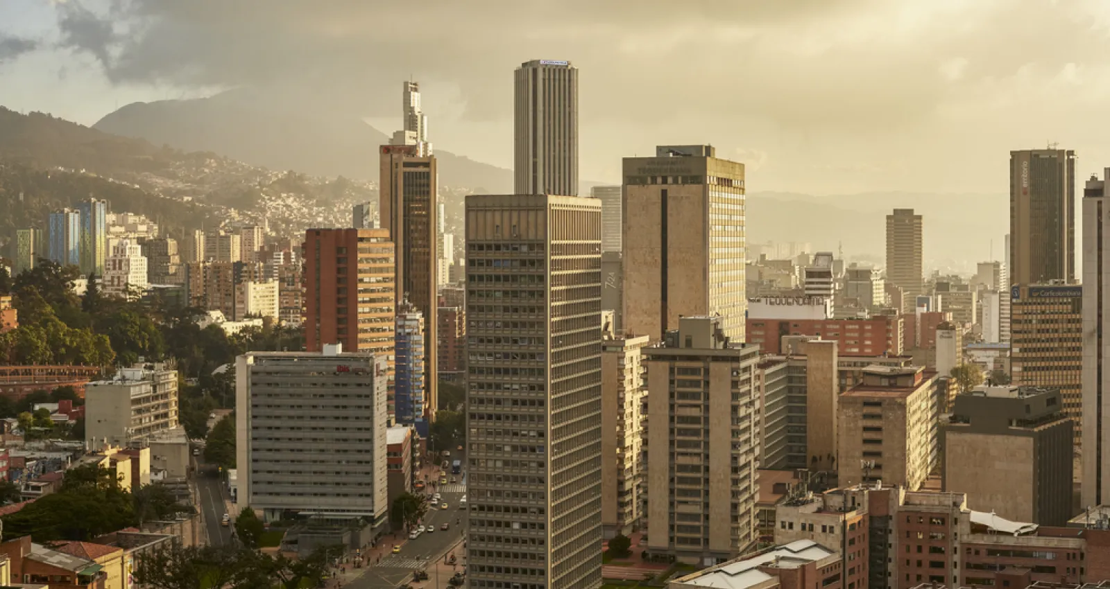 Panorámica de Bogotá al caer el atardecer