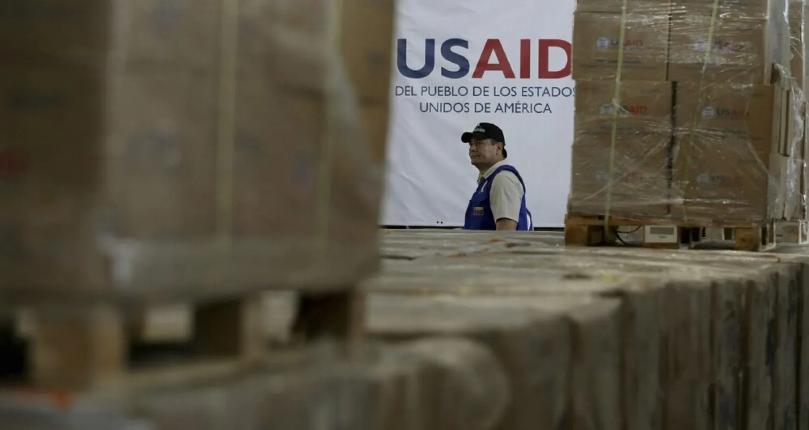 una  foto de un señor con un letraro que dice usaid