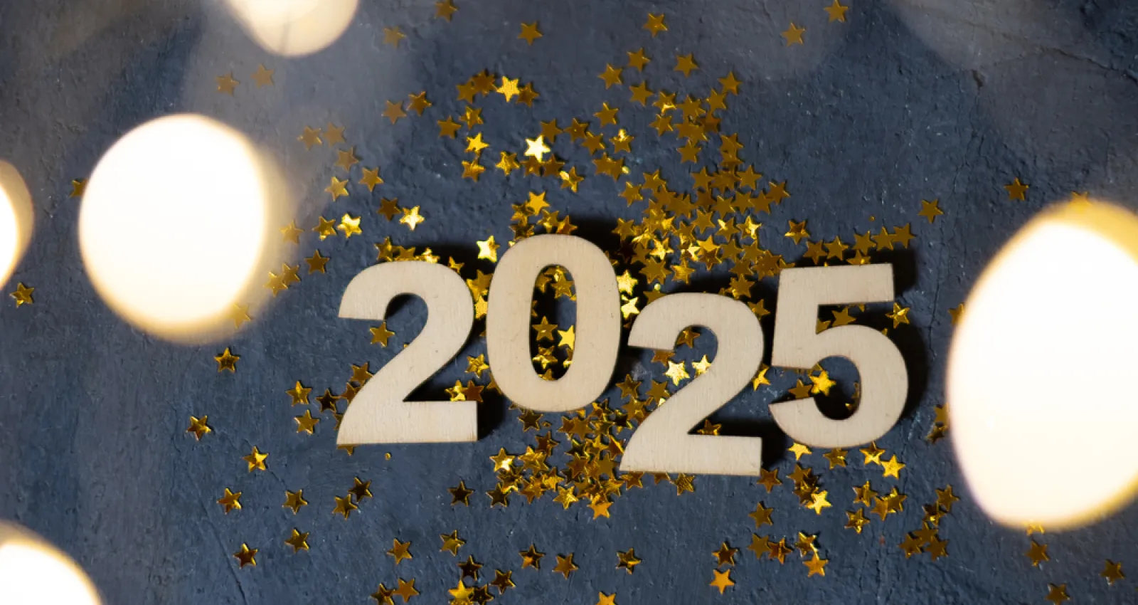 una foto del año 2025 con confetis