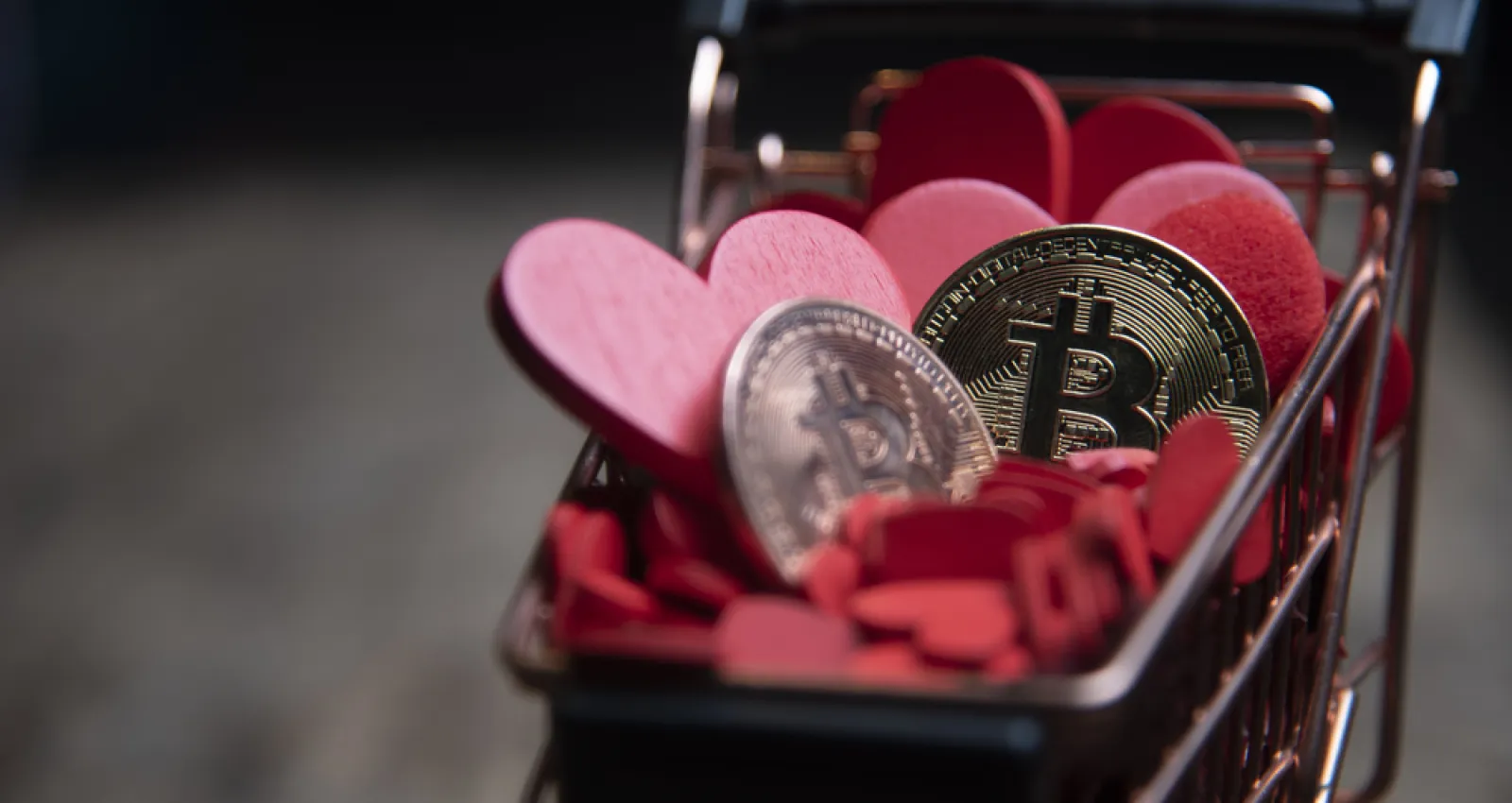 Un carrito con corazones y monedas