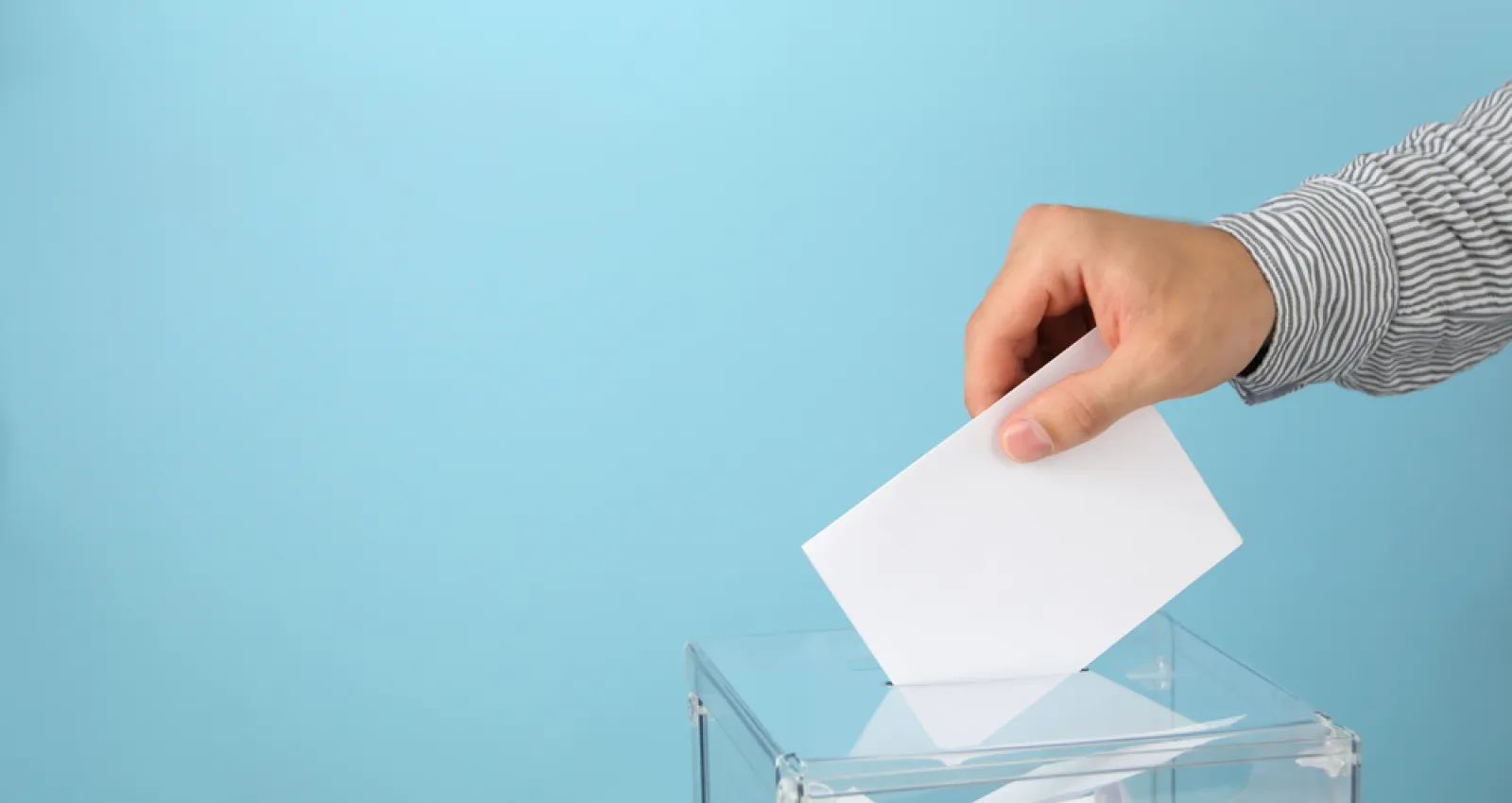 Persona votando con un fondo azul aguamarina
