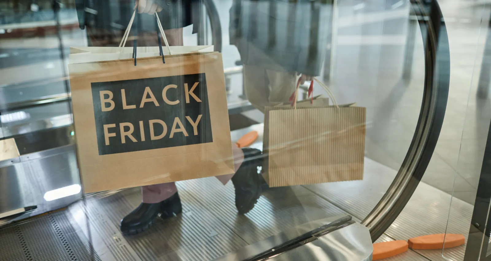 Foto de una bolsa que dice dice Black Friday junto a un accesorio sobre una mesa