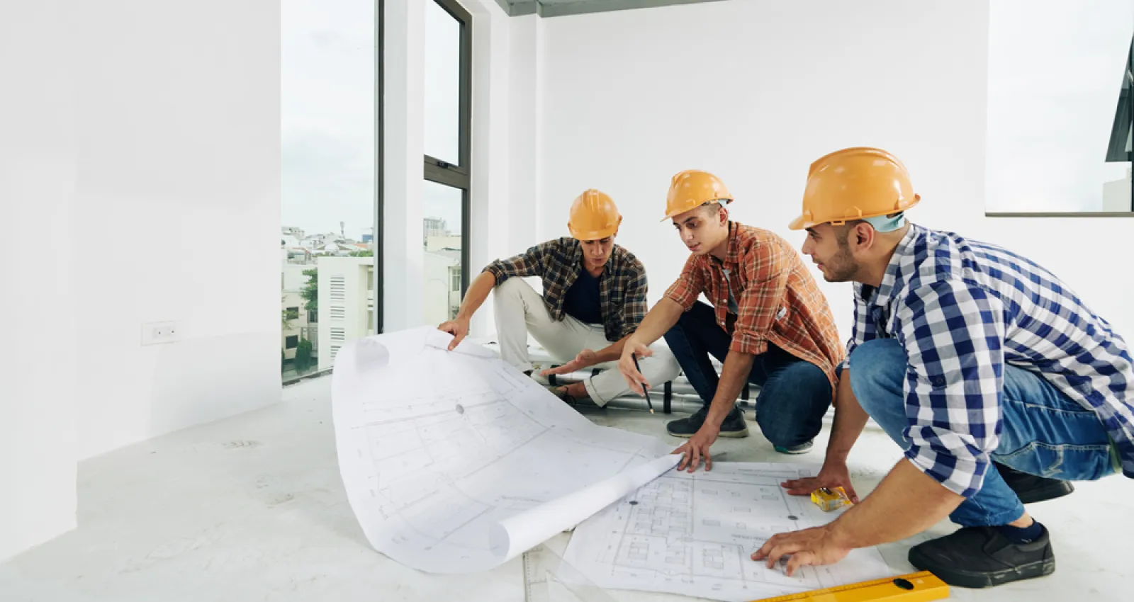 Personas trabajando en un edificio