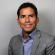 Foto de un hombre sonriendo a la cámara