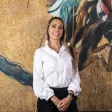 Foto de una mujer sonriendo a la cámara