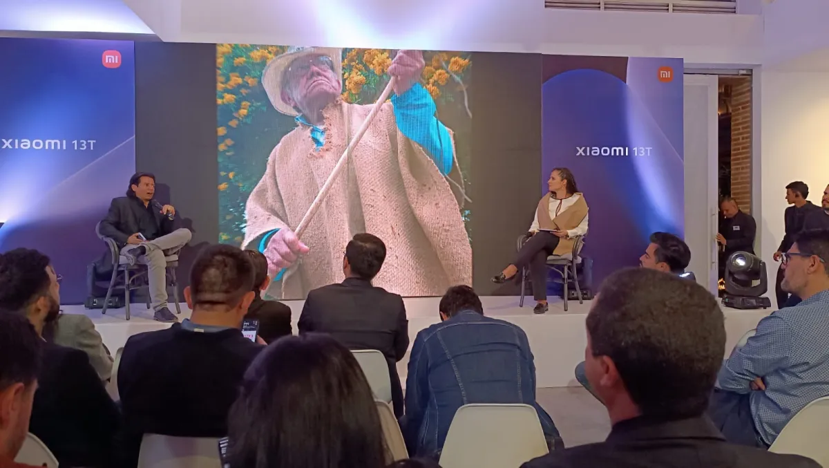 Fotografía de dos personas en un escenario hablando