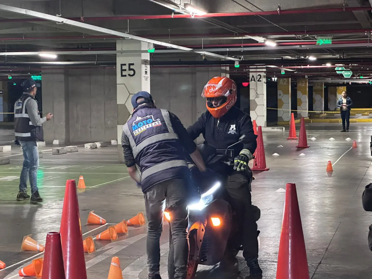 personas revisando una moto